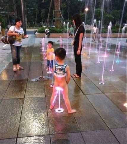 Well xs) - Children, Asians, Fountain, 