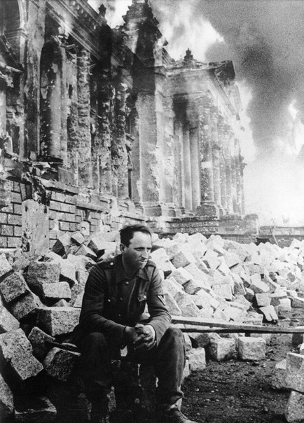 A German soldier sits in front of the burning Reichstag in May 1945. - Reichstag, The soldiers, Photo