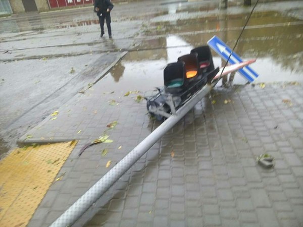 Downed but not broken - Odessa, Traffic lights, Humor, Rain, Wind