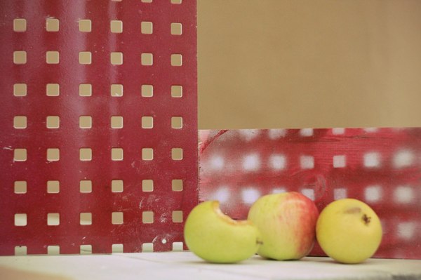 Двое братков помогают раненному в перестрелке корешу, Люберцы, 90-е годы.