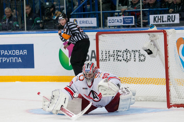 Голкипер Автомобилиста в матче против Салавата Юлаева