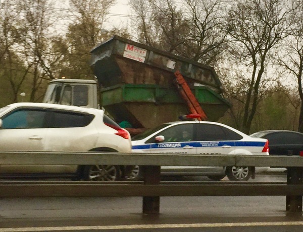 Waste container in which the garbage container was thrown - Container, Russia, My, Car for pumping