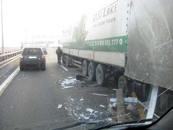 truck centipede - Road accident, Distance, Saint Petersburg