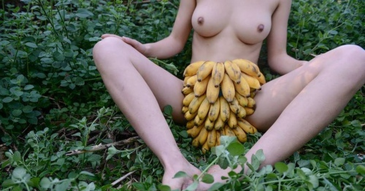 Сиськи и бананы.