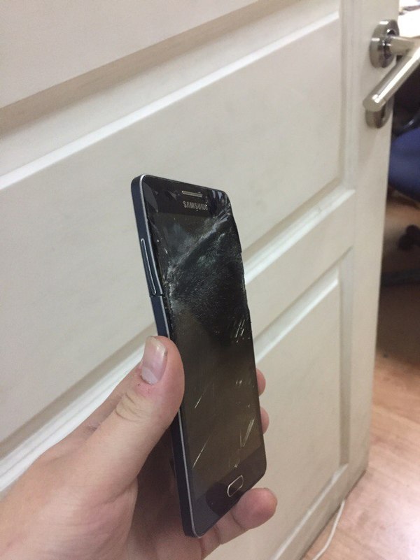 Упал с дивана на ковёр | Пикабу