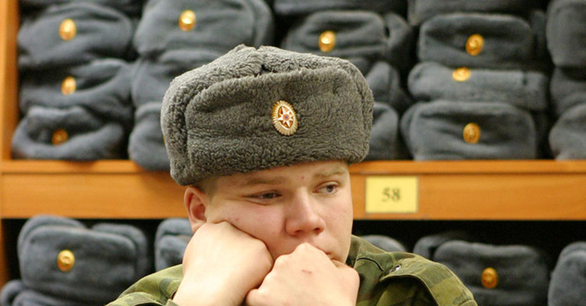 Военный стресс. Военная форма. Солдат Российской армии. Зимняя шапка в армии.