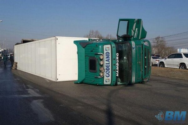 A truck with beer fell in Khabarovsk - Wagon, Khabarovsk, Beer, The fall