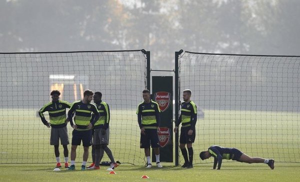 When we rest and wait for the next exercise from the trainer, Alexis does push-ups. That's why he is one of the best - Strength of will, Arsenal London, Football
