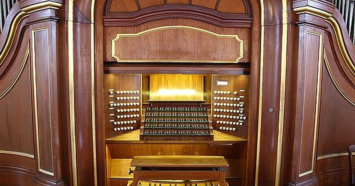 Бах органная музыка лучшее. Орган Бах. Пульт органа. Игра на органе Бах. Орган Король музыкальных инструментов.