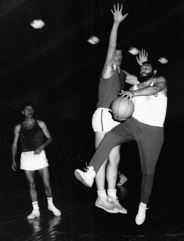 Fidel Castro plays basketball during a state visit to Sofia. - Rare photos, Photo, Basketball, Fidel Castro