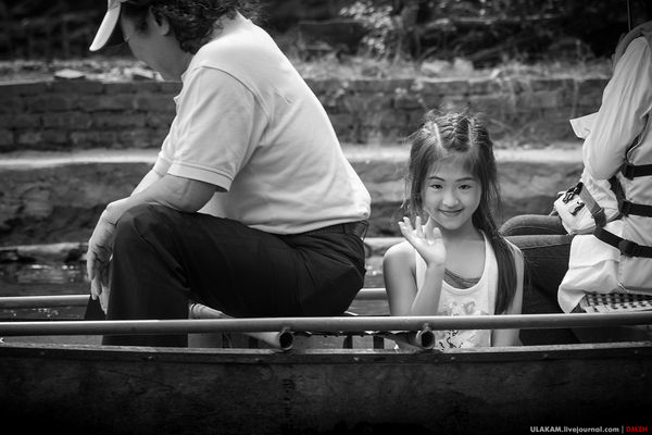 Grandfather with a phone and granddaughter ride a boat. - My, Photo, Girl, Black and white, A boat, Grandfather, Grandmother, Vietnam, 