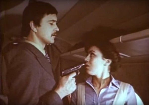 в каком году был осуществлен первый случай захвата и угона воздушного судна. 147829715726819565. в каком году был осуществлен первый случай захвата и угона воздушного судна фото. в каком году был осуществлен первый случай захвата и угона воздушного судна-147829715726819565. картинка в каком году был осуществлен первый случай захвата и угона воздушного судна. картинка 147829715726819565. Новость о возможном угоне украинского самолета для эвакуации из аэропорта Кабула так и не нашла никаких реальных подтверждений. Изначальное сообщение заместителя министра иностранных дел Украины Евгения Енина, растиражированное СМИ, опровергли в том же МИД Украины. Представитель управления гражданской авиации Ирана Мохаммад Хасан Зибахш заявил журналистам, что речь шла об иранском лайнере и его никто не угонял. А в изданиях появилась версия о выкупе украинского самолета богатыми афганцами. Так или иначе, ничего не указывает на то, что самолет был захвачен или похищен. Между тем, история знает печальные примеры захвата пассажирских лайнеров. Многие из них – трагичные.
