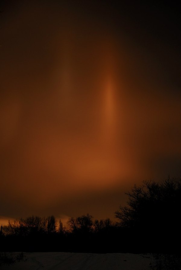 The photo was taken 6 years ago. Winter. Gorlovka. The intensity of the glow of the pillars changed smoothly. So it's hardly a spotlight. - My, Anomaly, Polar Lights, Photo