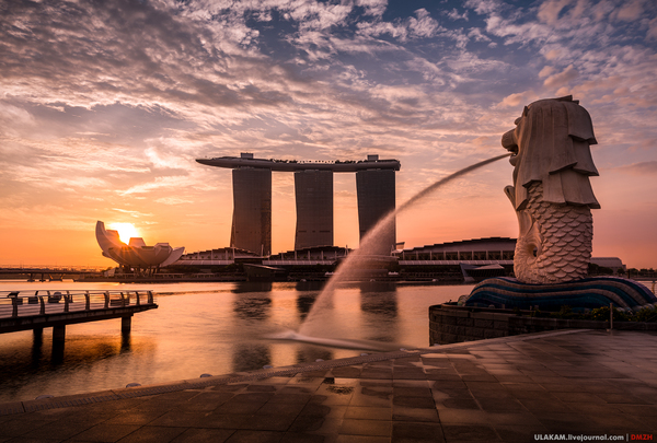 Merlion at dawn pours water into the bay. - My, Photo, dawn, The sun, Fountain, The statue, Architecture, Sea, Singapore, Sculpture