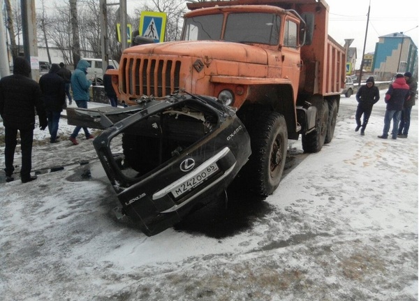 In Poronaysk, Ural tore off a piece from the Lexus. - Sakhalin, Poronaysk, Crash, Photo, Sahkom, Ural, Lexus, Yummy, Longpost