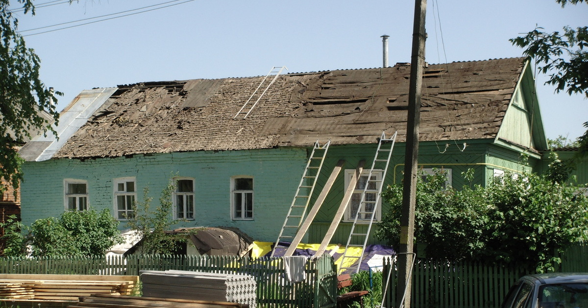 Деревня ремонта. Реконструкция старых домов в деревне. Крыши старых домов в деревне. Деревенский дом реконструкция. Отреставрированные Деревенские дома.