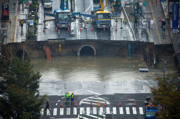 Huge pit swallowed the street of the Japanese city - Japan, Incident, Video