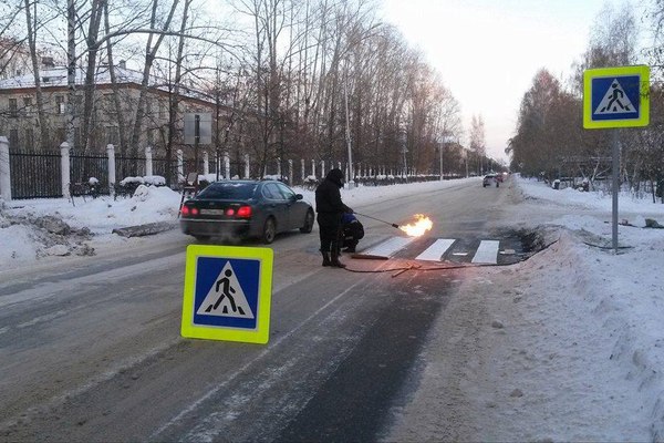 In Seversk, road markings were applied to an icy road. O_o - Seversk, Tomsk region, Road works, Winter, Markup, Fire, A pedestrian
