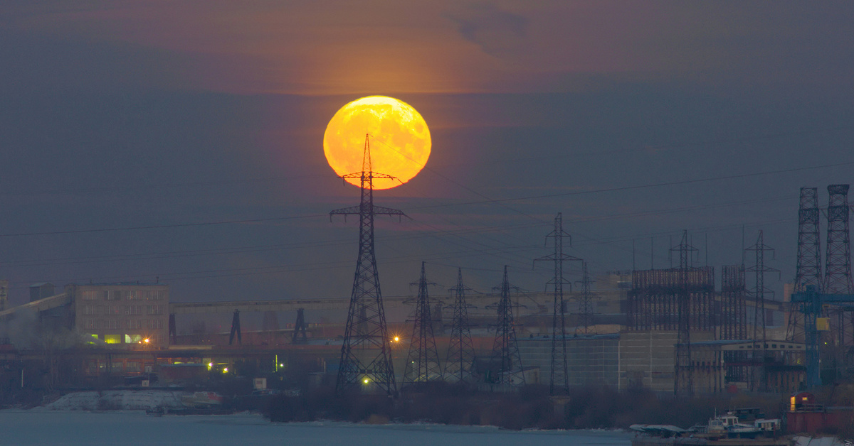 Луна архангельск. Луна Архангельск на небе. Астрономия Архангельск. Луна и солнце в Архангельске.