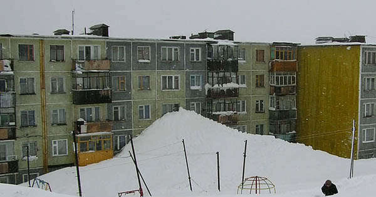 У нас там снег. Петропавловск-Камчатский сугробы. Петропавловск-Камчатский пятиэтажки. Снег в Петропавловске-Камчатском. Снег на Камчатке.