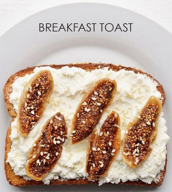 с чем можно сделать тосты на завтрак
