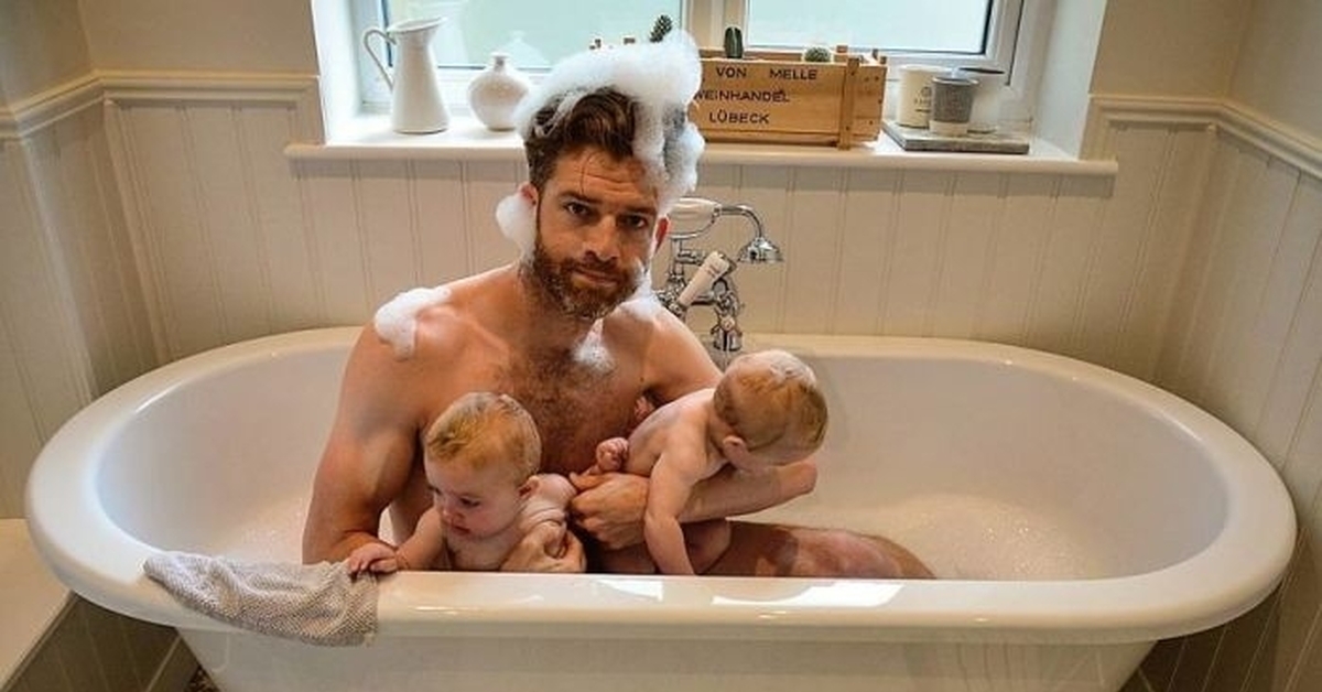Daughter bath. Отец в ванной. Дети в ванной с папой. Семья в ванной. Дети в ванной с родителями.