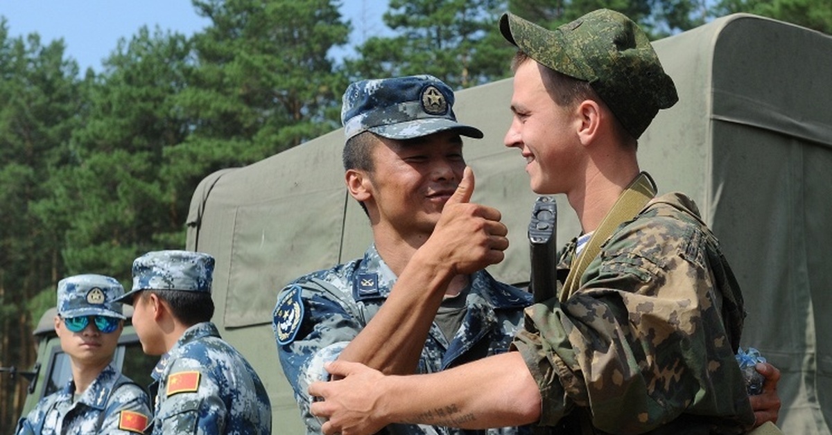 Иностранных военных формирований. Российско-китайские военные учения. Военные учения России и Китая. Российский и китайский солдат. Солдаты Китая и России.