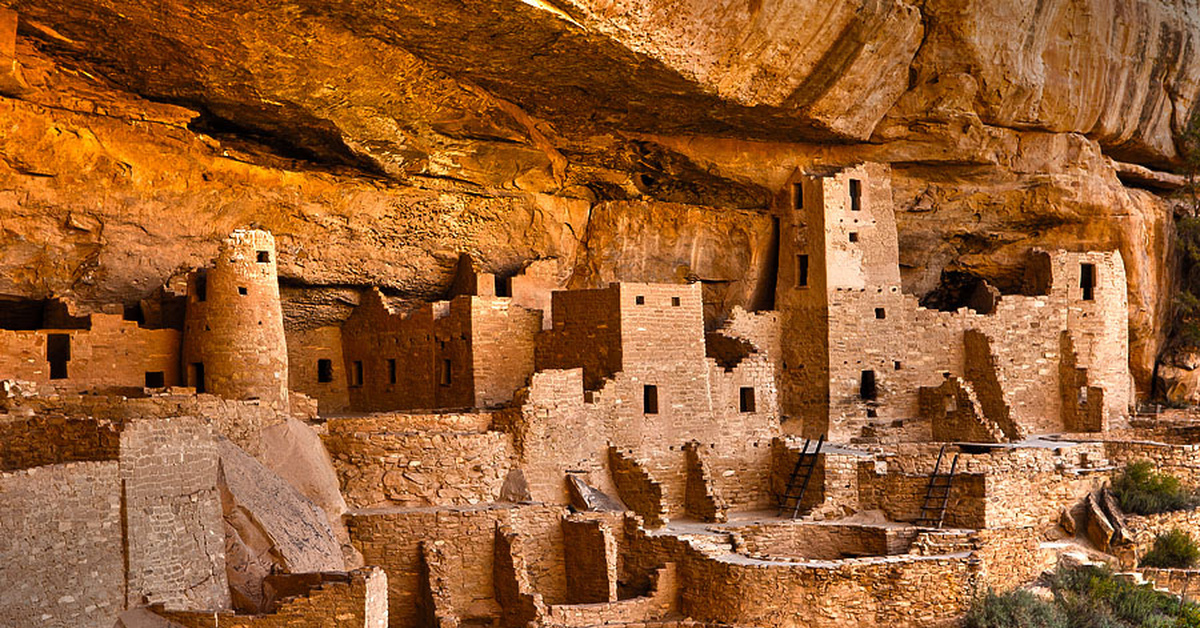 Меса-верде национальный парк. Древние индейские поселения на плато меса-верде. Скальный город меса-верде картинка с описанием. Сша скальный город меса-верде. Штат колорадо, национальный парк меса-верде.