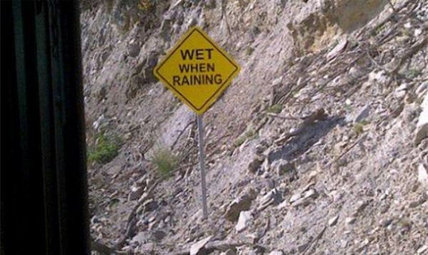 Road sign for caps: Wet when it rains - Road sign, Cap