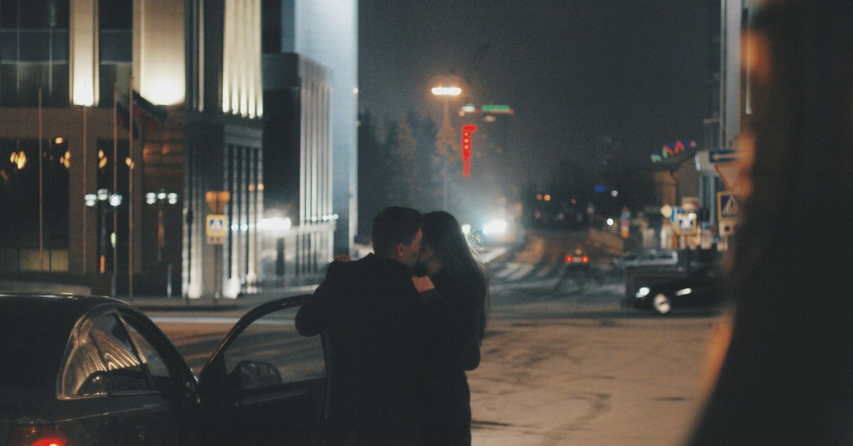 Где весело ночью. Пара ночью на улице. Поцелуй вечером на улице. Влюбленные ночью на улице.
