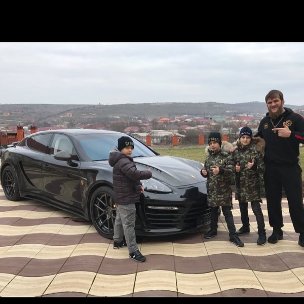 Несовершеннолетние сыновья Рамзана Кадырова подарили своему тренеру UFC Porshe - Политика, Талант, Скромность, Заслужили