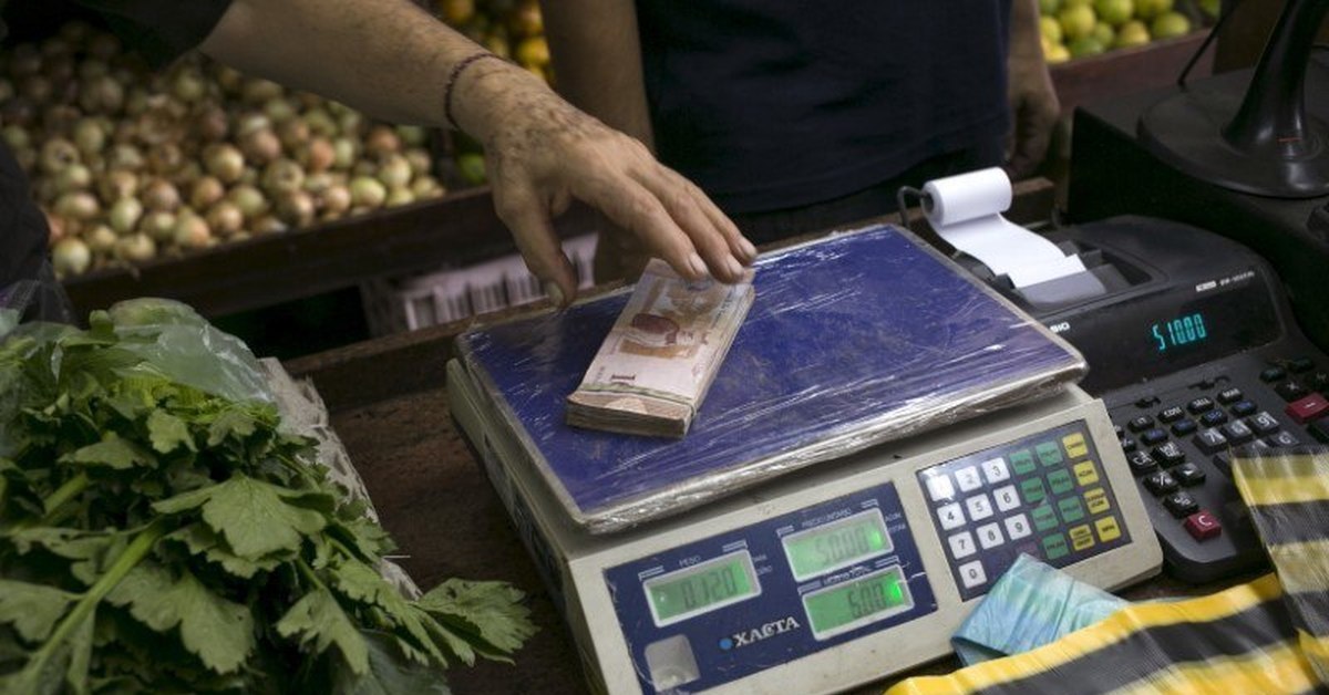 Взвешиваем деньги. Инфляция в Венесуэле. Инфляция магазин. Гиперинфляция в Венесуэле.