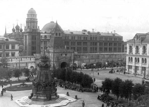 There is something to compare. Ilyinsky Gate of the Kitaigorod Wall in 1927 and 1937 - Photo, Moscow, Story