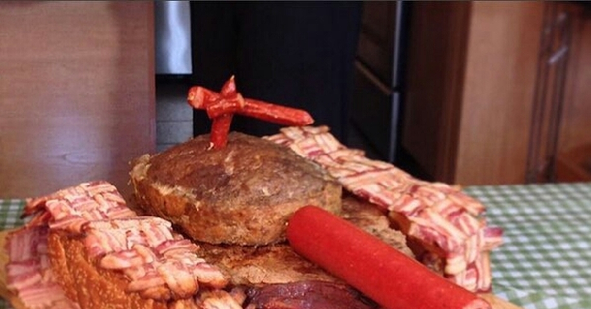 Закатывать мясо. Танк из колбасы. Танк из колбасы на 23 февраля. Колбасный торт. Мясной торт танк.