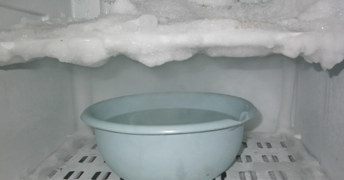 Вода после разморозки. Разморозка холодильника. Холодильник перемораживает. Снежная шапка в холодильнике. Горячая вода при разморозке холодильника.