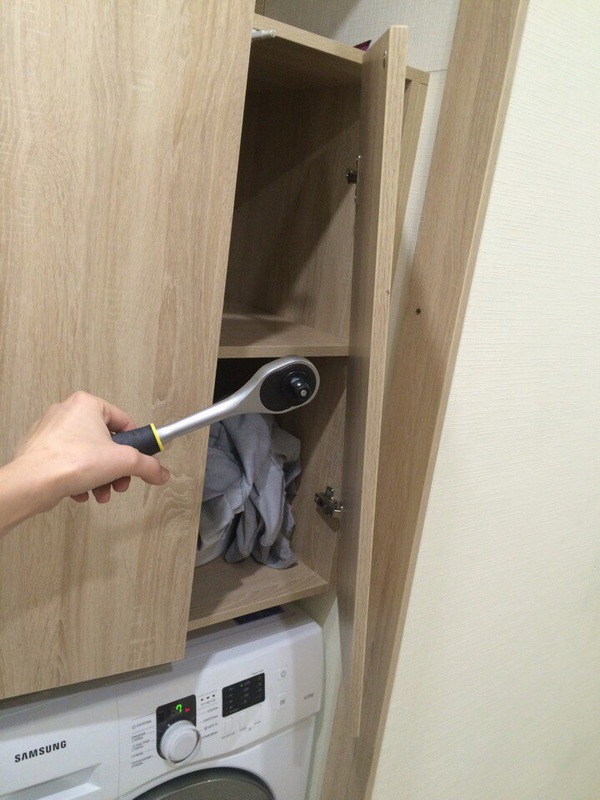 A friend took a picture of how she repairs the closet - Humor, Girls, Repair