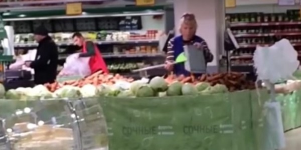 Briefly about how dirt is removed from the floors in the Magnit hypermarket. - Video, Chelyabinsk, And so it will do, Cleaning woman, Magnet