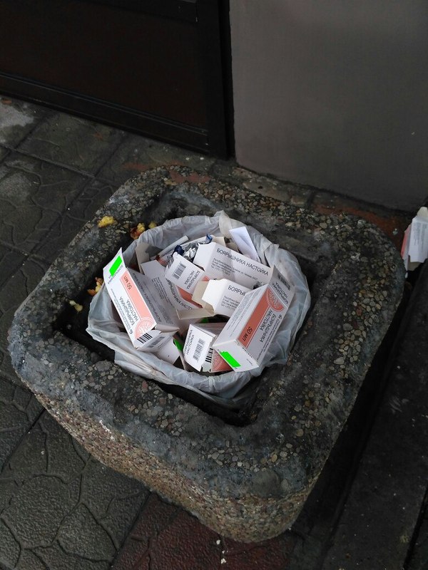 Урна рядом с аптекой. Гродно