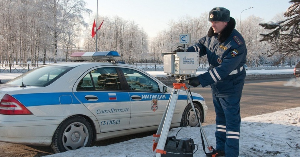 Радиолокатор гибдд определил что автомобиль. Машина ГИБДД зимой. Инспектор ДПС. Камера у гаишников.