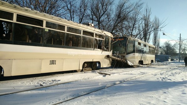 An unusual accident occurred today in Saratov. The tram derailed and demolished a pole. - Saratov, Tram, Crash, Photo