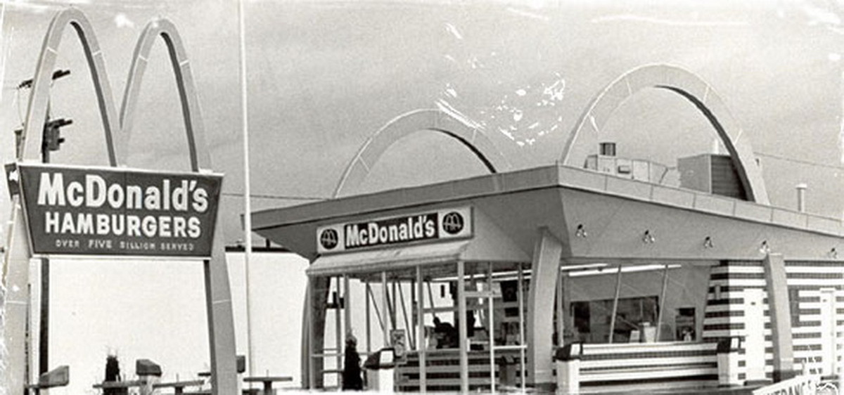 История фаст. Самый первый ресторан макдональдс в мире. Первый макдональдс в мире 1940 года. Первый ресторан макдональдс в США. Самый первый макдональдс в Америке.