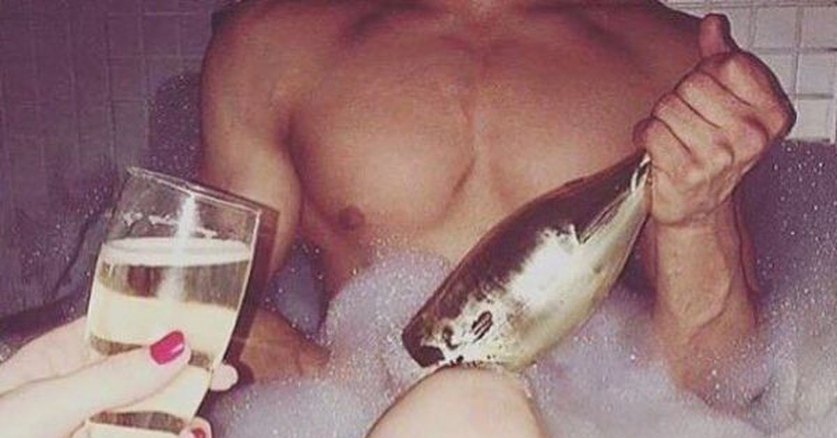 Где живет шампанов. Рыбка в ванной с шампанским. Шампанов мемы. Мужик со скумбрией в ванной.