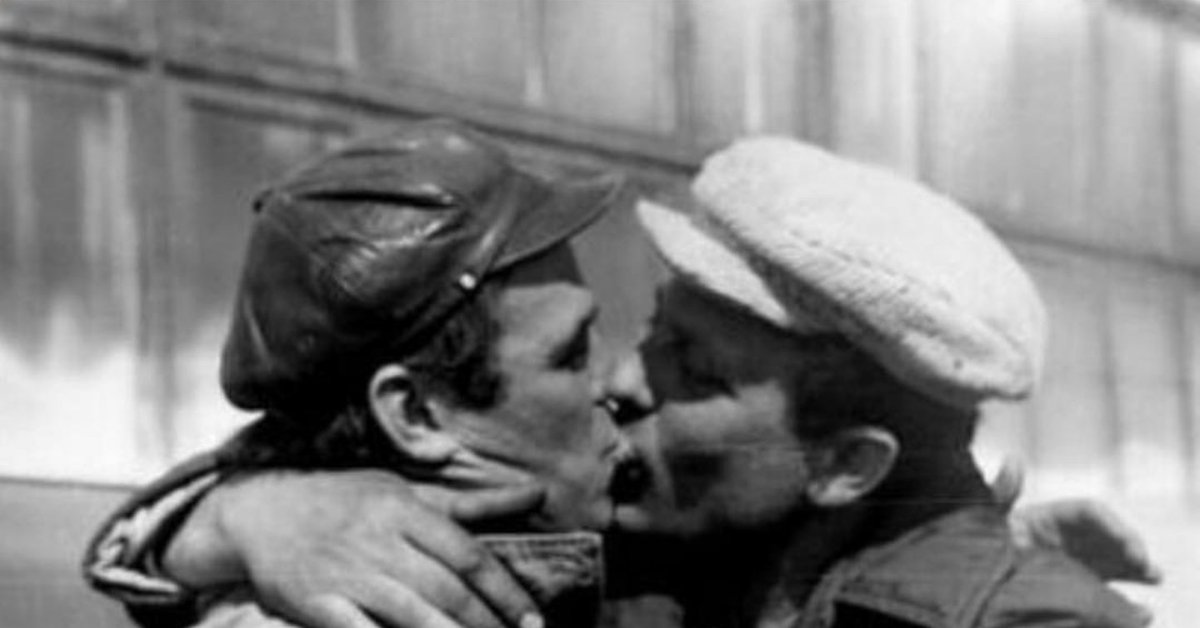 Мужеложество ссср. Поцелуй солдат. Солдатский поцелуй. СССР солдаты поцелуй. Советские поцелуи мужчин.
