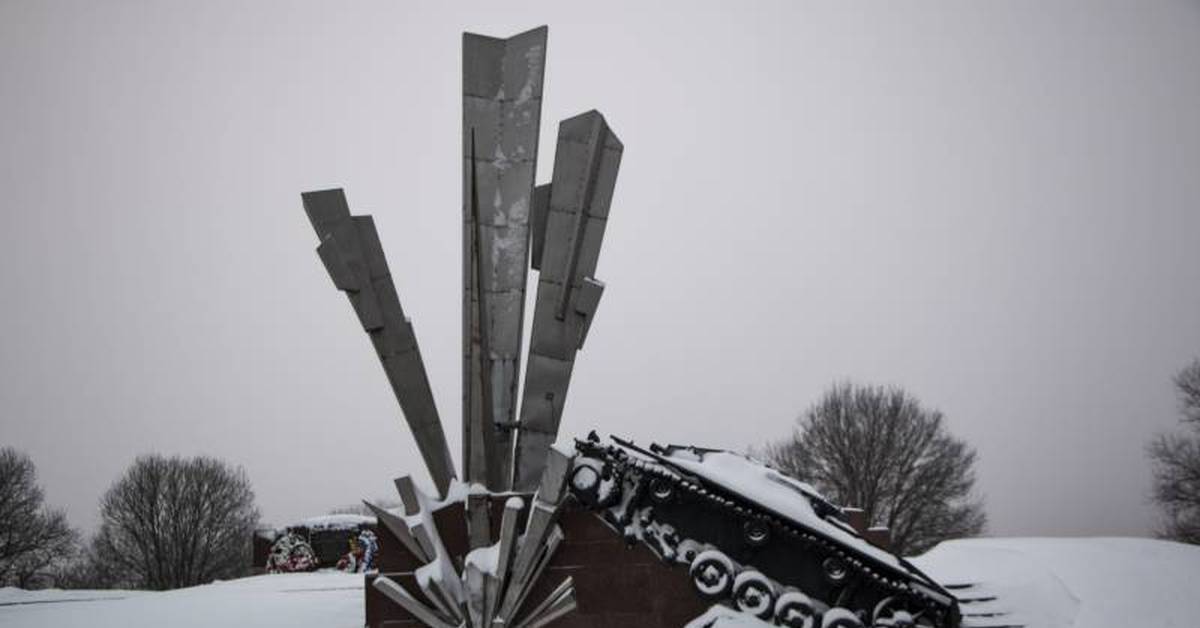 Вов 11. Памятник саперам Волоколамское шоссе. Памятник на Волоколамском шоссе 28 Панфиловцев. Памятник героям-саперам на Волоколамском шоссе. Памятник саперам под Волоколамском.