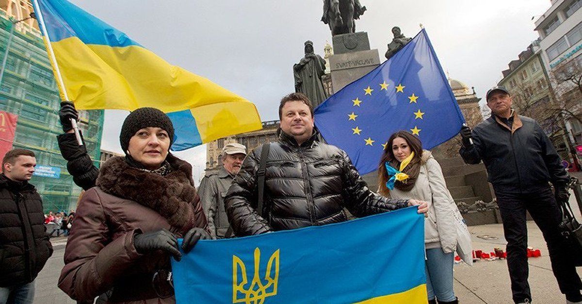 Ес украинцах. Украинцы в Европе. Русский и украинский флаг. Хохлы в ЕС. Украина Евросоюз.