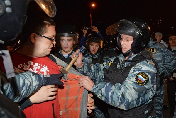 Беспалевно подбрасывает вещдок :D - ОМОН, Фото, Сарказм, Молоток, Типичный милитарист