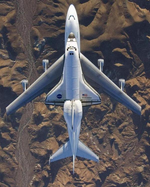 Bird's eye view of a Boeing 747 carrying the Endeavor shuttle - Airplane, shuttle, Boeing 747, Endeavour