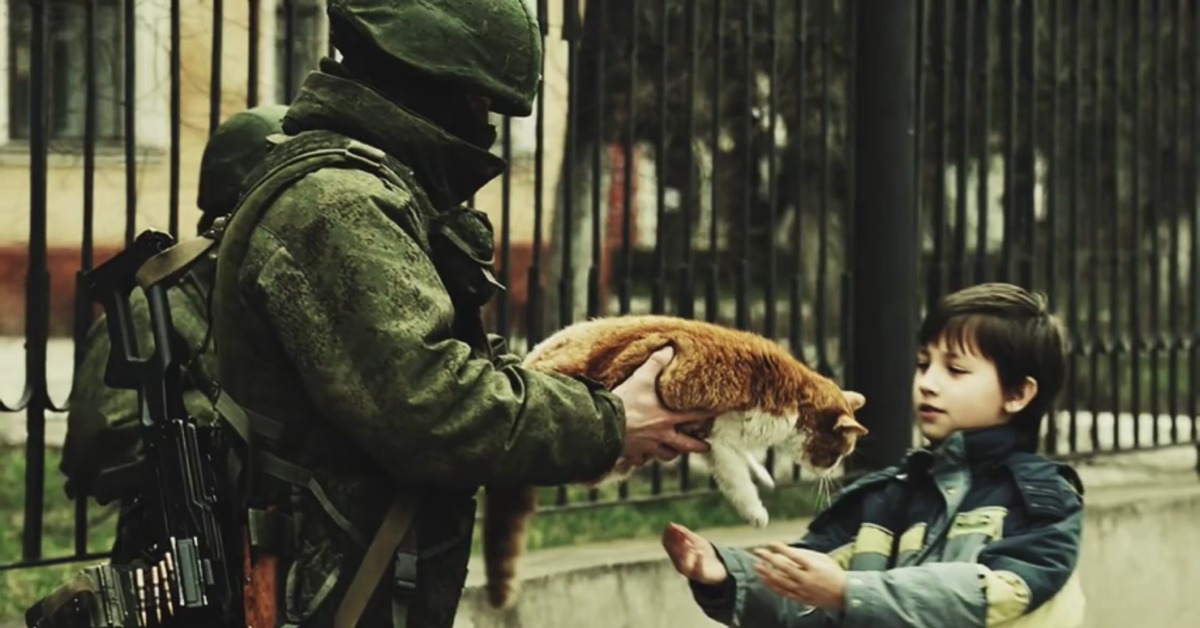 Вежливый солдат. Вежливые люди. Русский солдат с котом. Вежливый солдат с котом. Вежливые люди с котом.