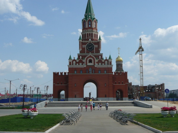 What is shown in the photo and what city is it? - Photo, Kremlin, Tower, Clock, Town