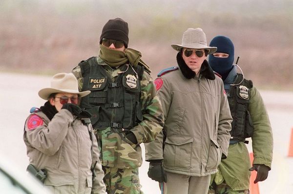 Кровавая бойня в США. Как штурм поместья с сектантами превратился в затяжную войну Длиннопост, Террористы, Onliner by, Секта, Сектанты, Друг, Белвпо